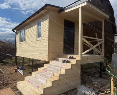 Утепленная пристройка с лестницей и крыльцом